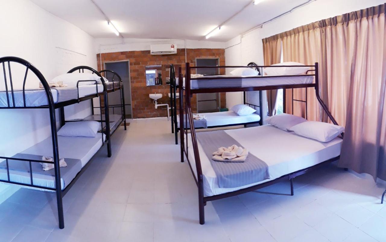 Dorm Master Hostel Padang Mat Sirat Buitenkant foto